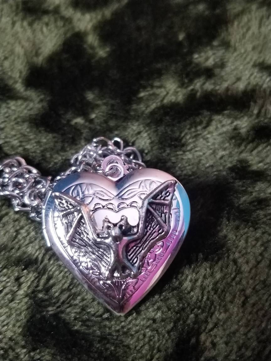 Bat Heart Locket Vampyr Romance
