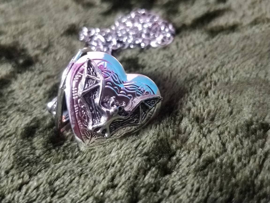 Bat Heart Locket Vampyr Romance