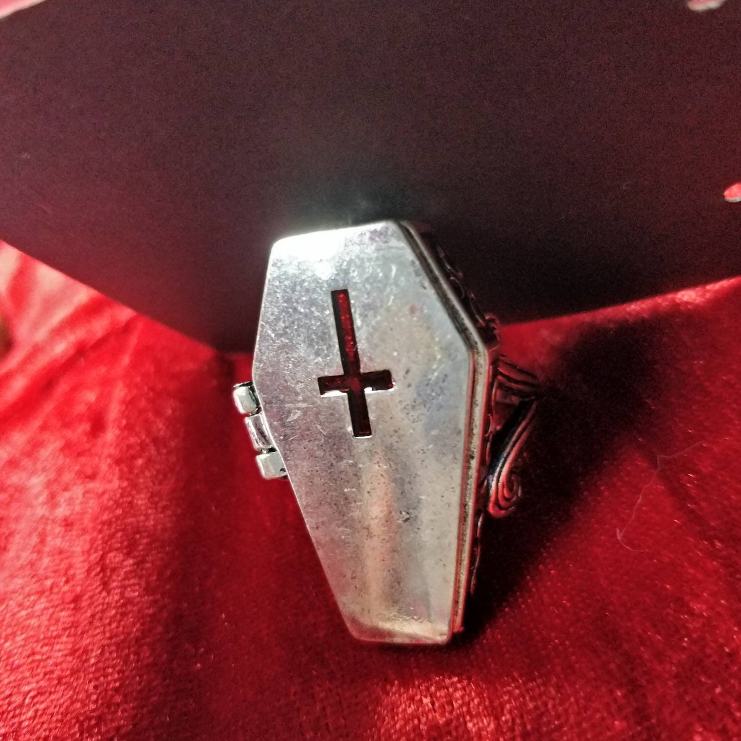 Coffin Ring / Gothic Ring with Spiderweb etching / Openable casket
