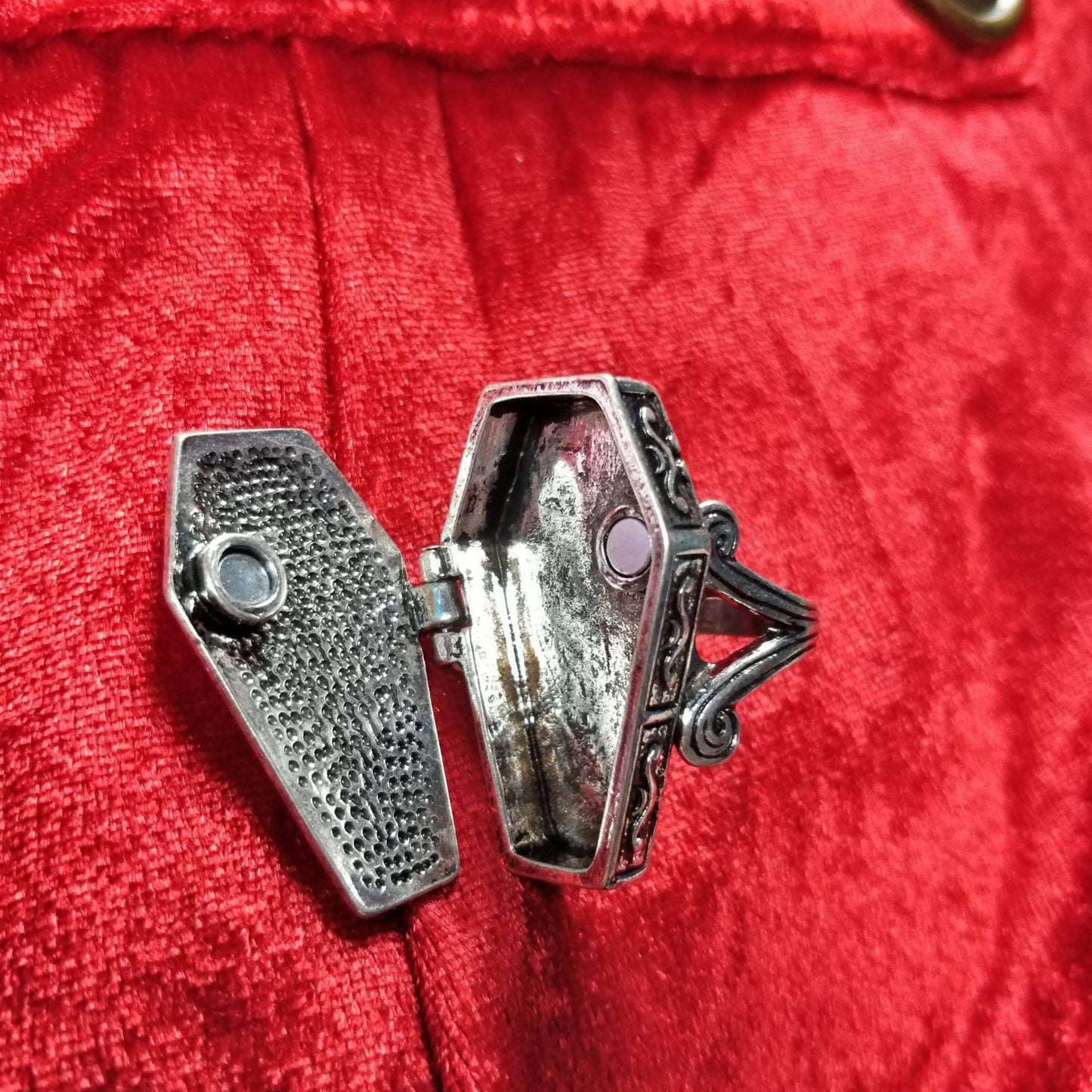 Coffin Ring / Gothic Ring with Spiderweb etching / Openable casket