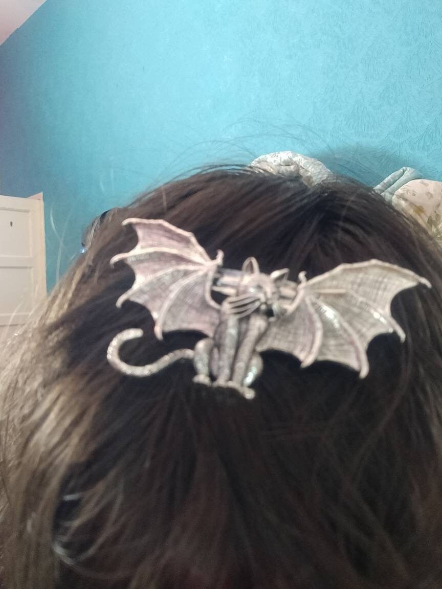 barrette stays well in hair. not slipping, quite large and a statement piece