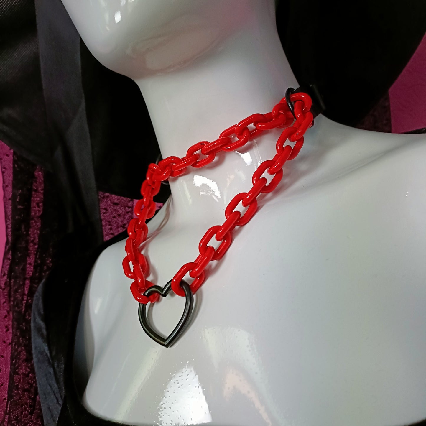 martingale-collar-thick-red-chain-black-heart-ring