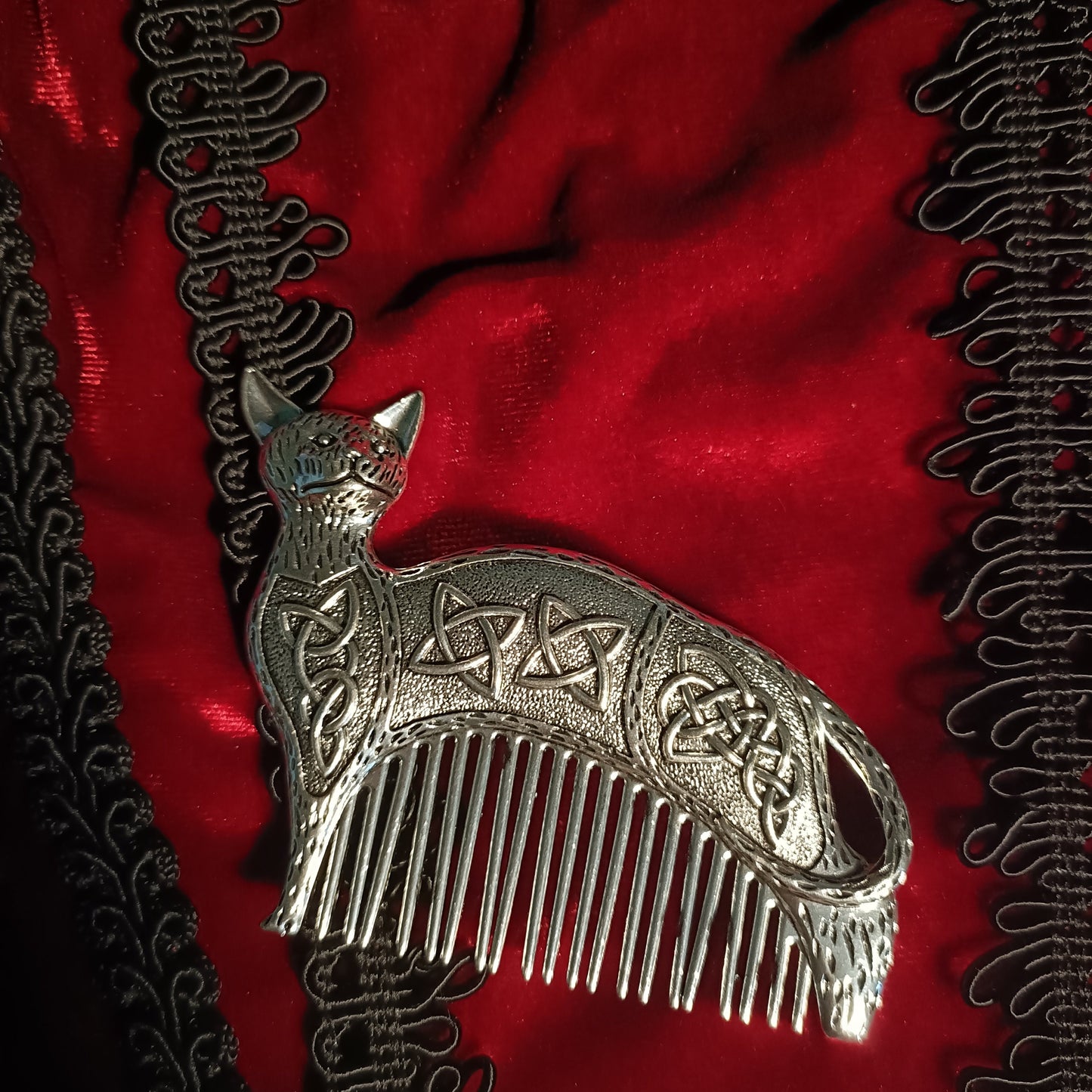 medieval-carving-cat-hair-clip