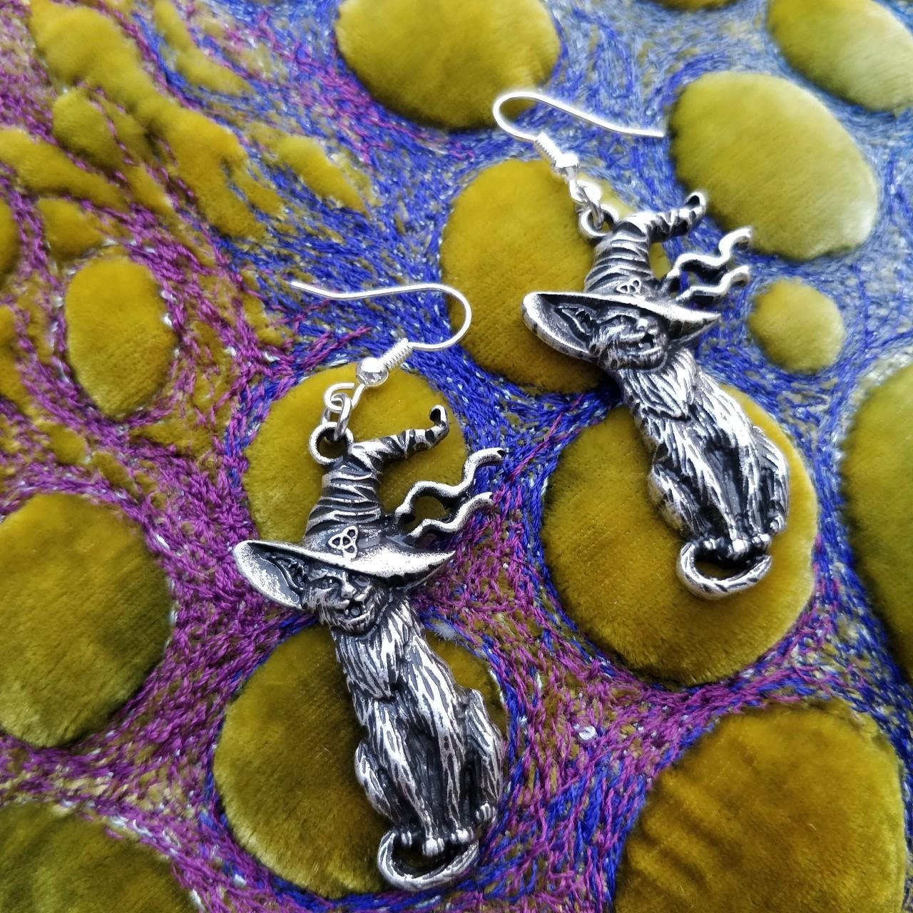mischievous-witch-cats-in-hats-celtic-trifecta-vintage-style-earrings