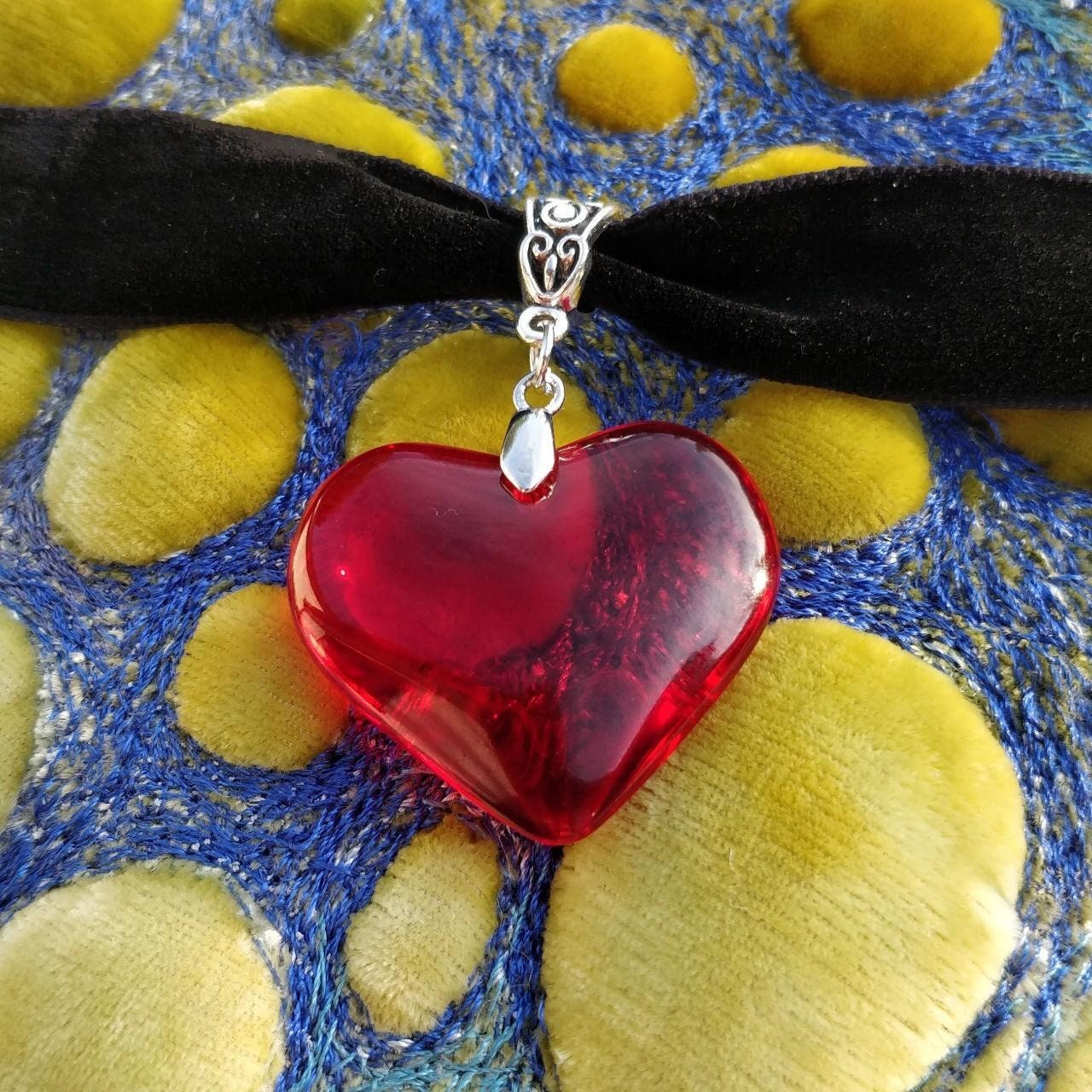 transparent-shiny-red-heart-on-black-velvet-choker-retro-90s