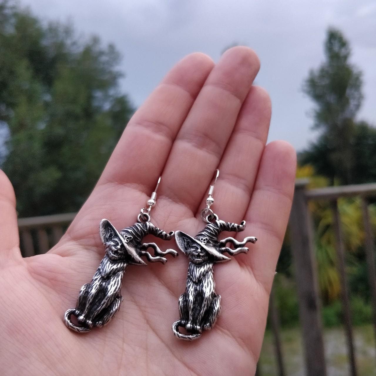 witchy-earrings-cat-in-witches-hat-silver-retro-medieval-style
