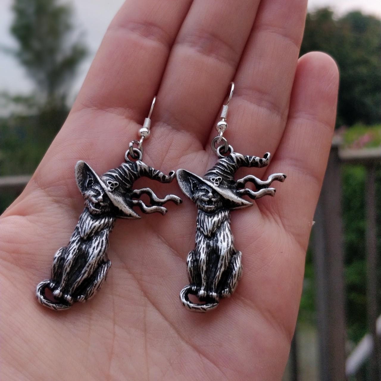 witchy-earrings-cat-in-witches-hat
