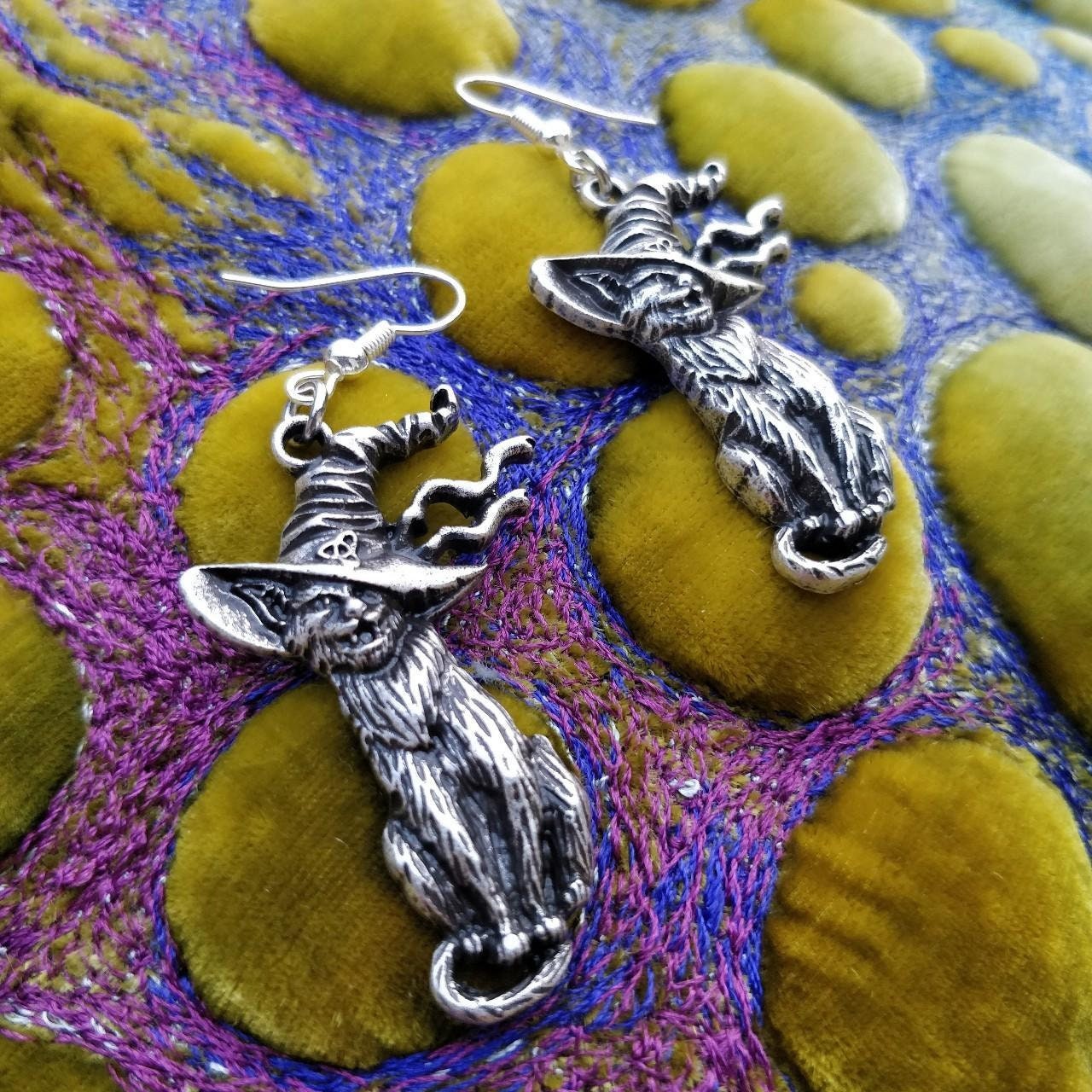 witchy-earrings-cat-in-witches-hat