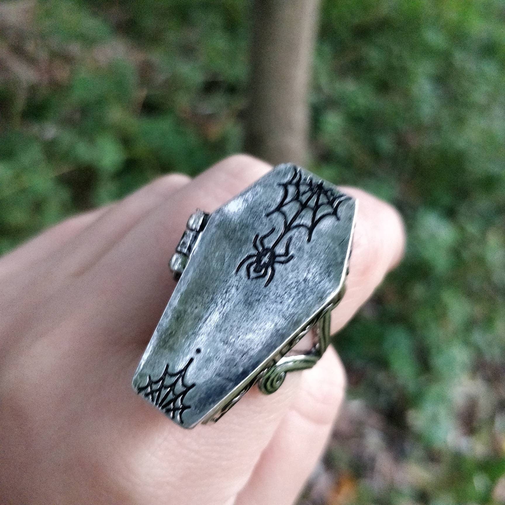 Coffin Ring / Gothic Ring with Spiderweb etching / Openable casket